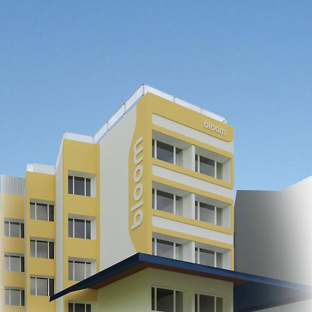Bloom Hotel - Juhu Мумбаи Экстерьер фото