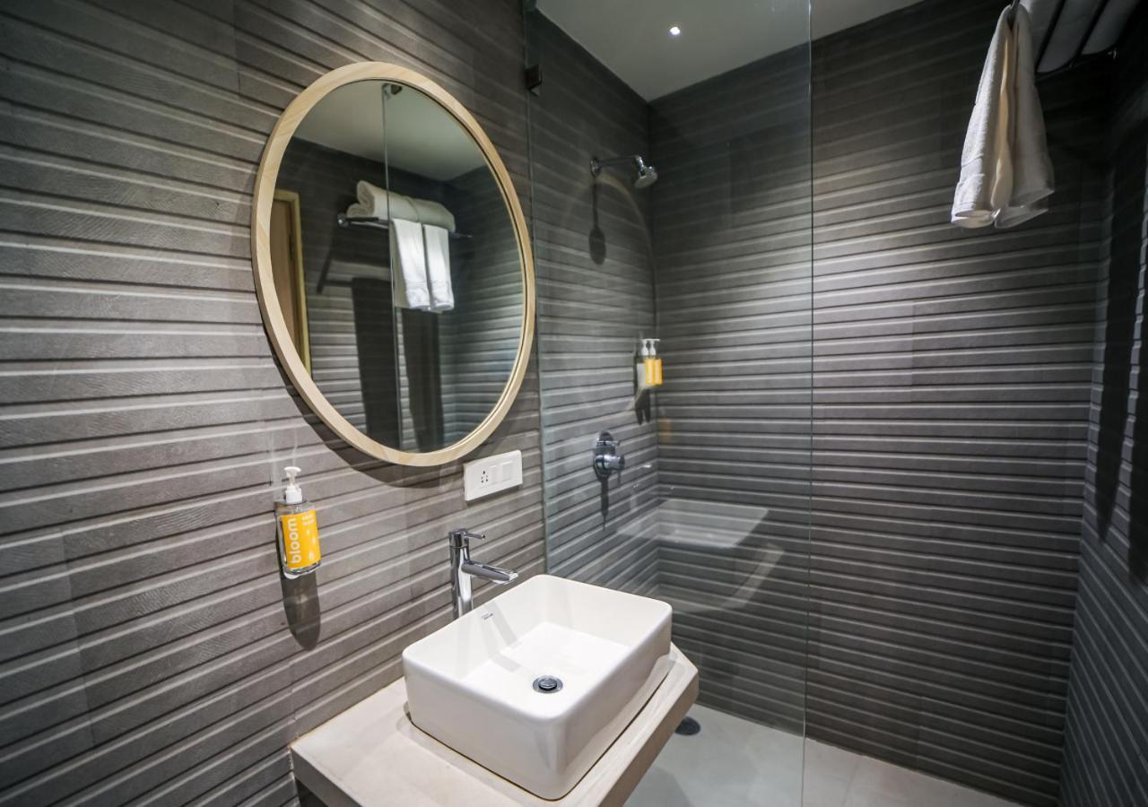 Bloom Hotel - Juhu Мумбаи Экстерьер фото