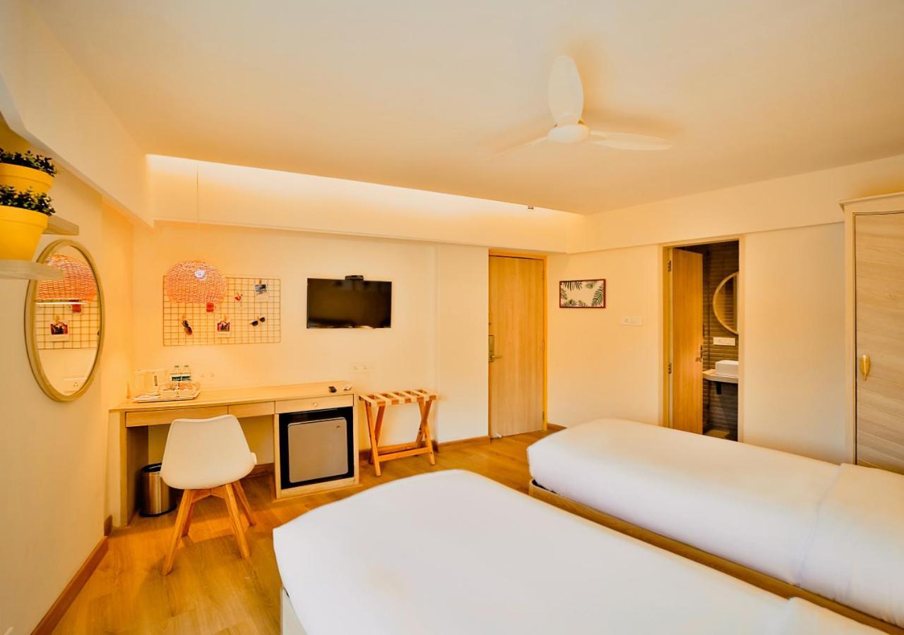 Bloom Hotel - Juhu Мумбаи Экстерьер фото