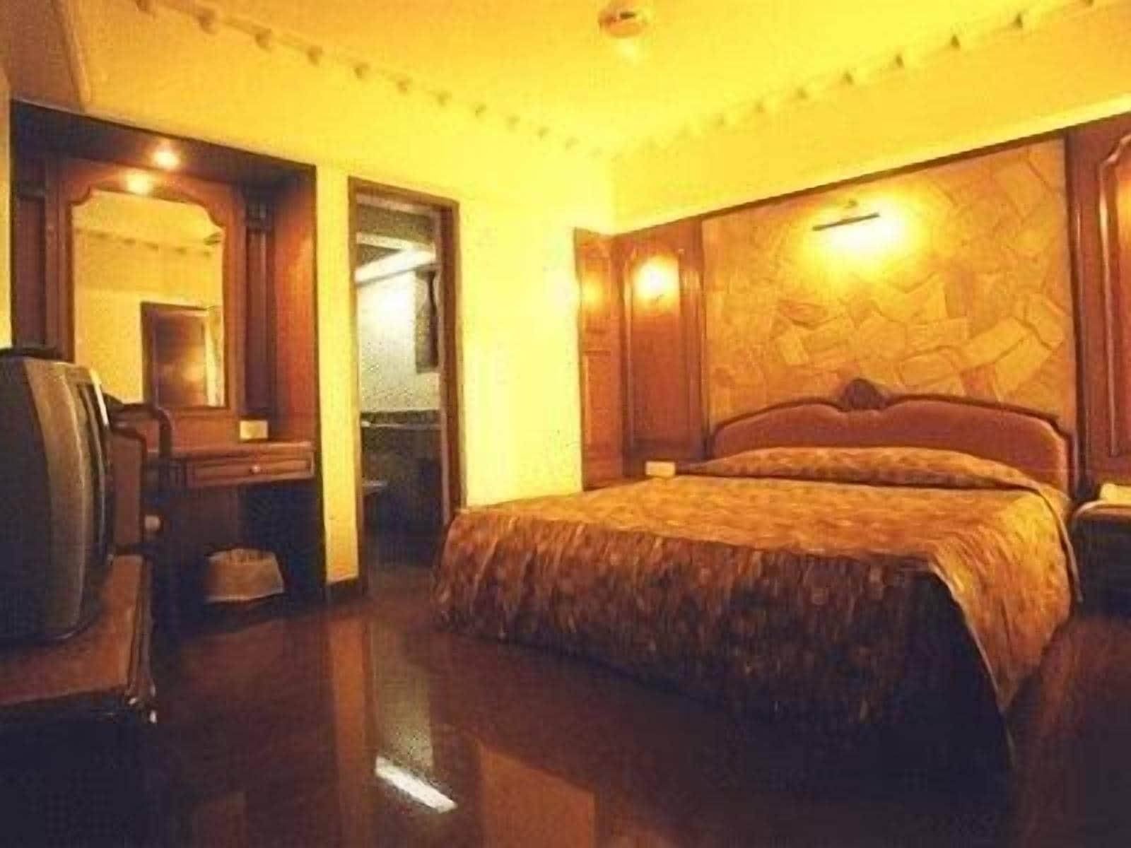 Bloom Hotel - Juhu Мумбаи Экстерьер фото