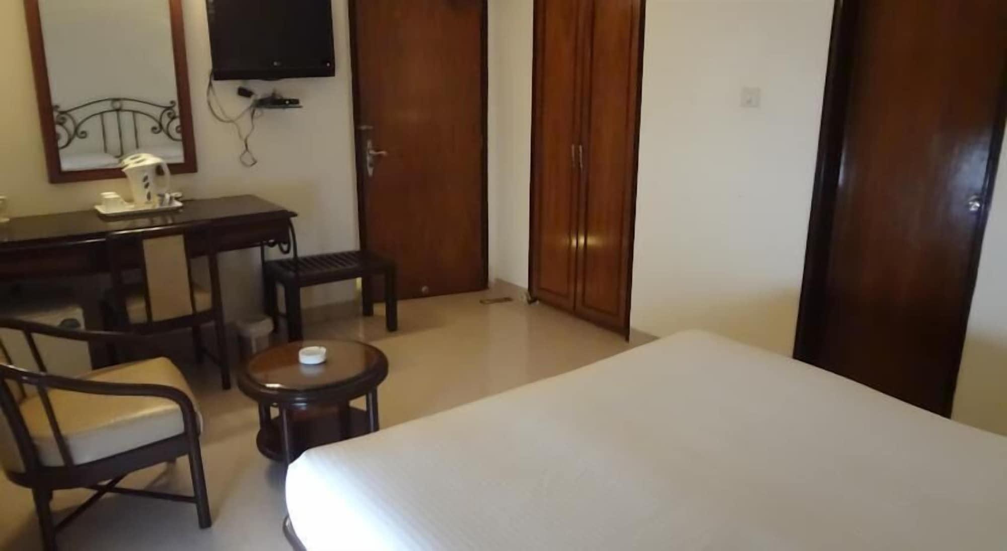 Bloom Hotel - Juhu Мумбаи Экстерьер фото