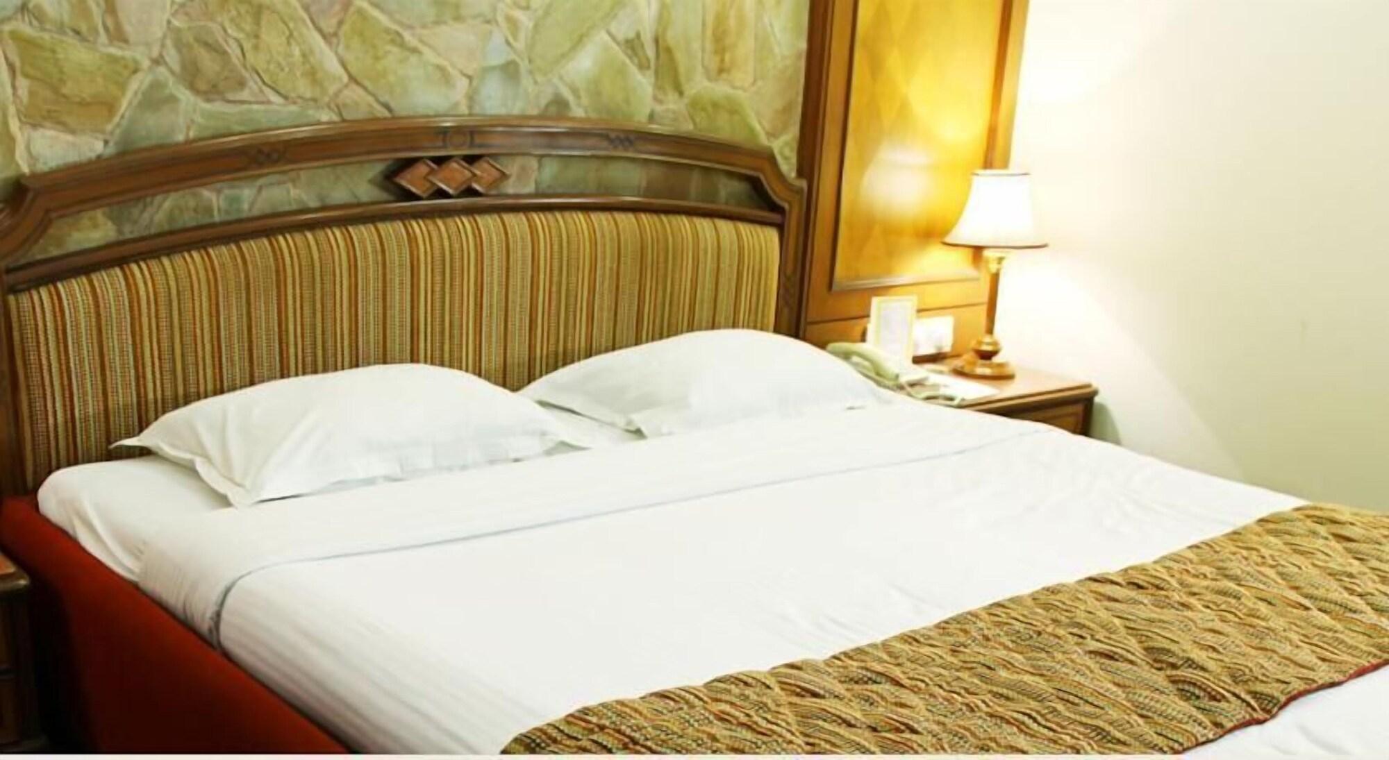 Bloom Hotel - Juhu Мумбаи Экстерьер фото