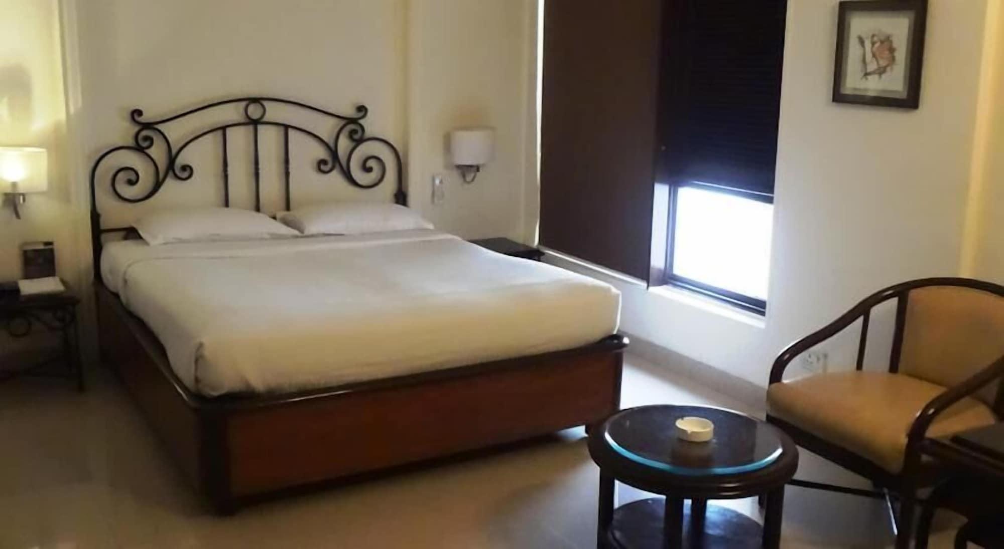 Bloom Hotel - Juhu Мумбаи Экстерьер фото