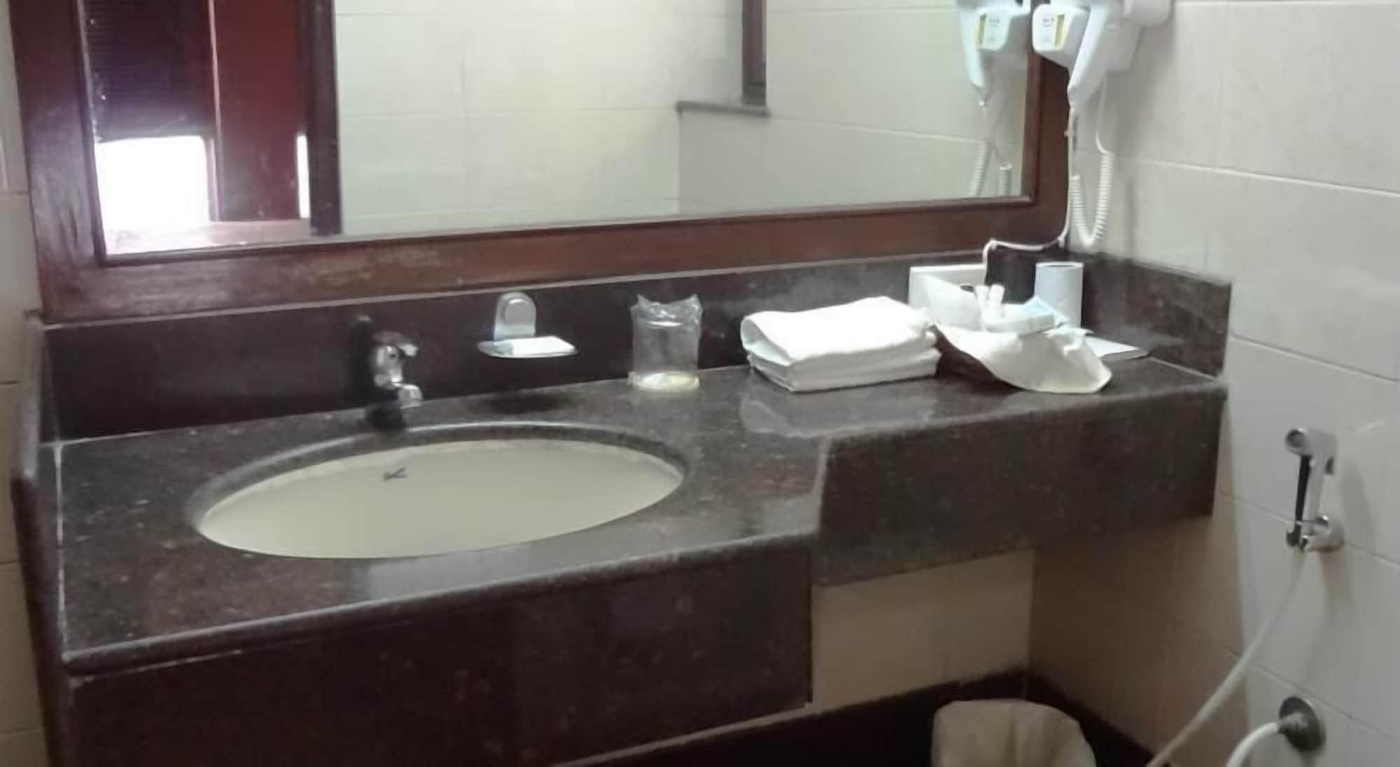 Bloom Hotel - Juhu Мумбаи Экстерьер фото