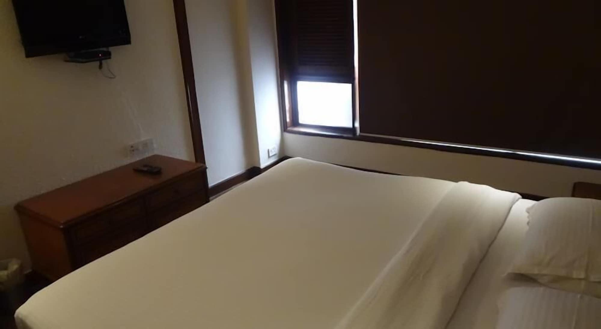 Bloom Hotel - Juhu Мумбаи Экстерьер фото