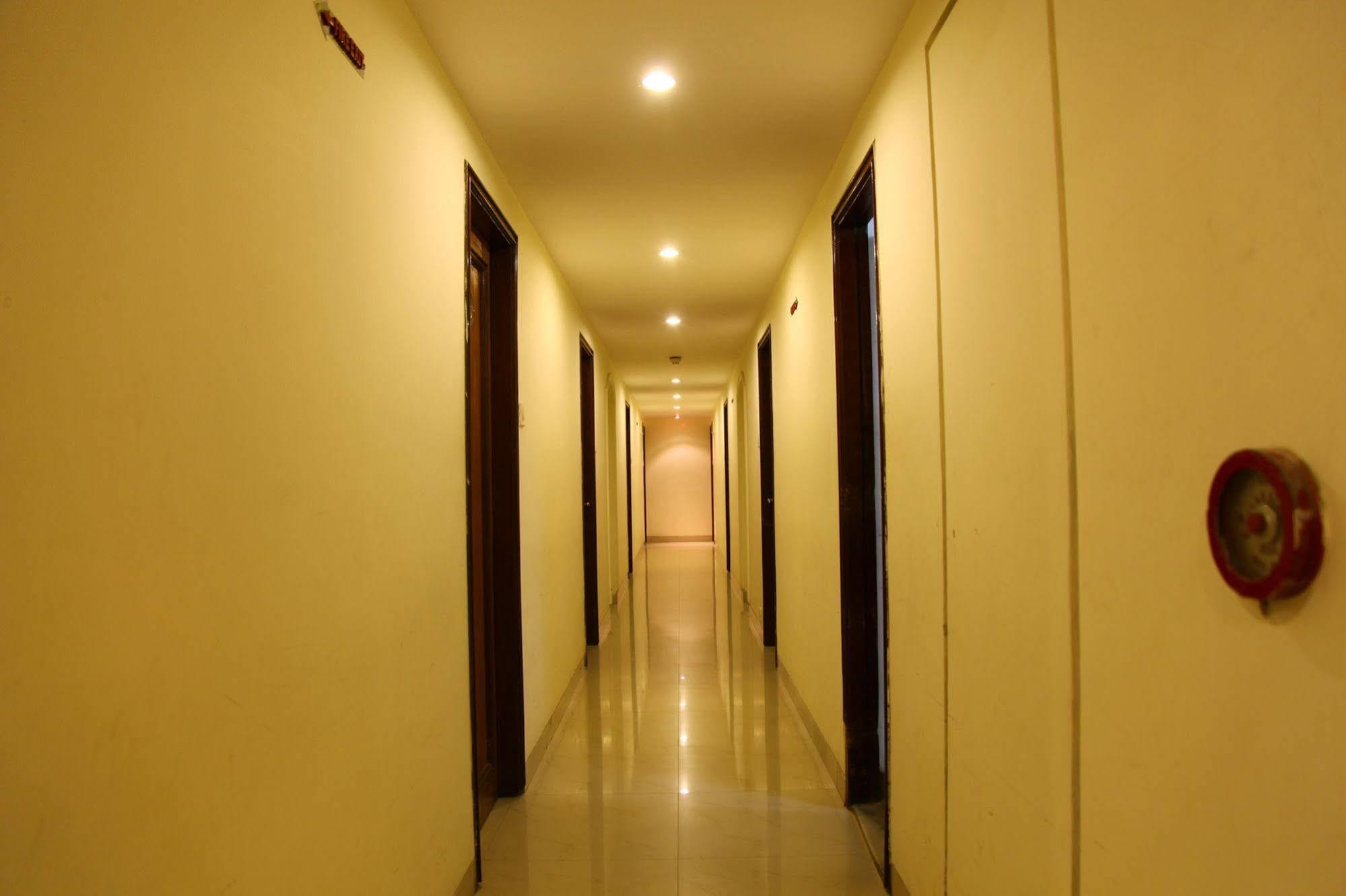 Bloom Hotel - Juhu Мумбаи Экстерьер фото