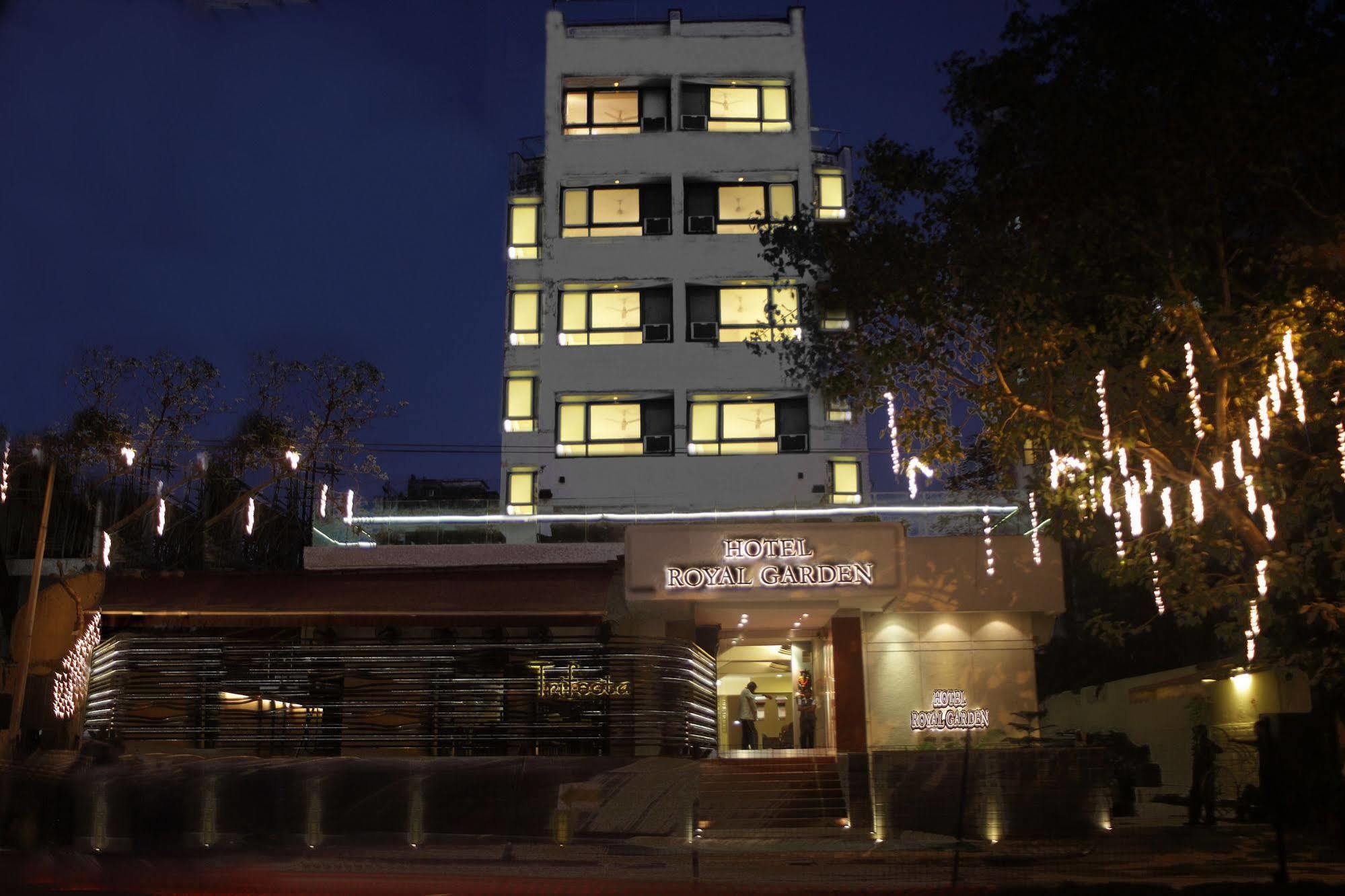 Bloom Hotel - Juhu Мумбаи Экстерьер фото