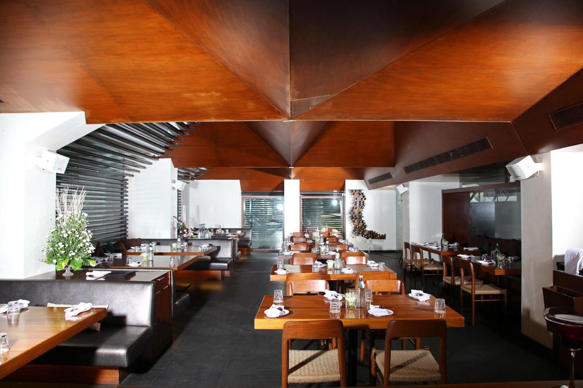 Bloom Hotel - Juhu Мумбаи Экстерьер фото